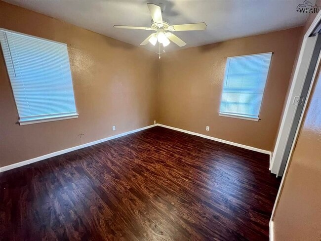 Building Photo - 1421 Harris Ln