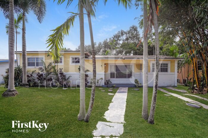 Foto principal - 810 NW 186th Dr