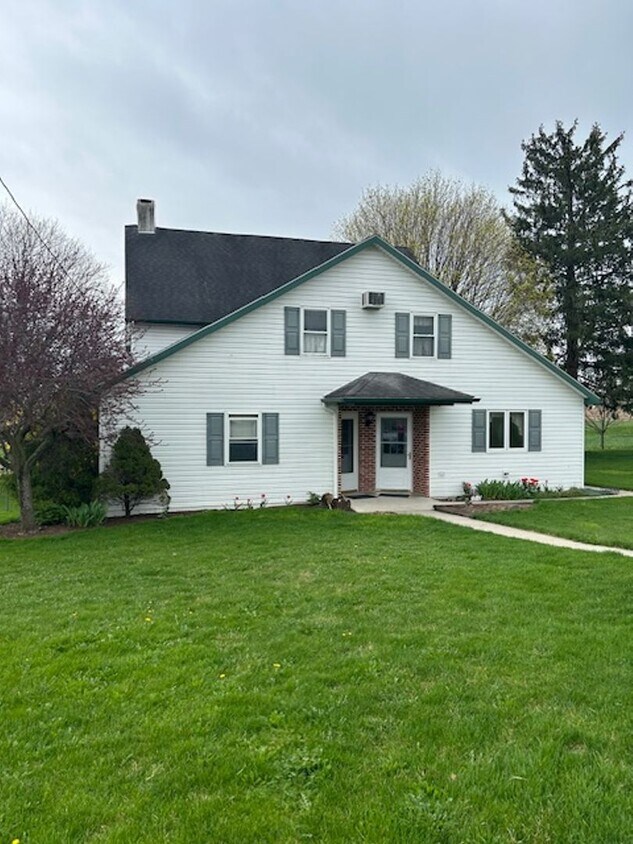 Foto principal - Large 5 bedroom 3 bath farmhouse in Northe...