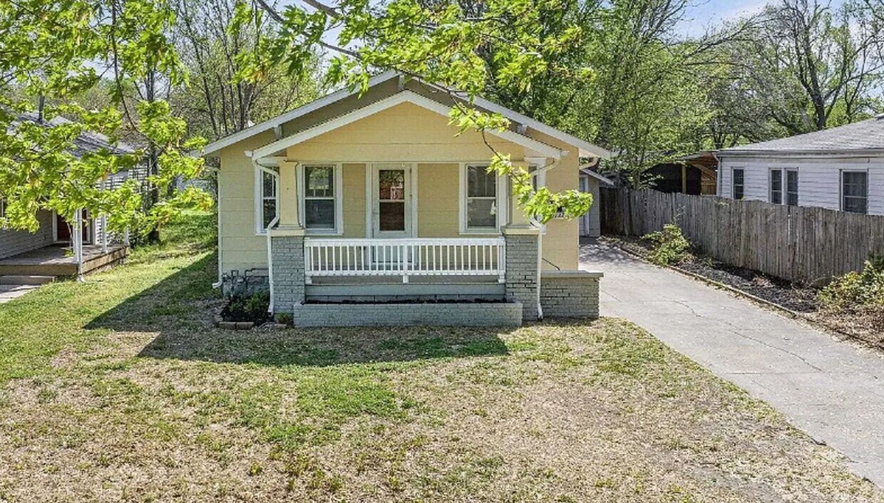 Primary Photo - 2142 S Waco Ave