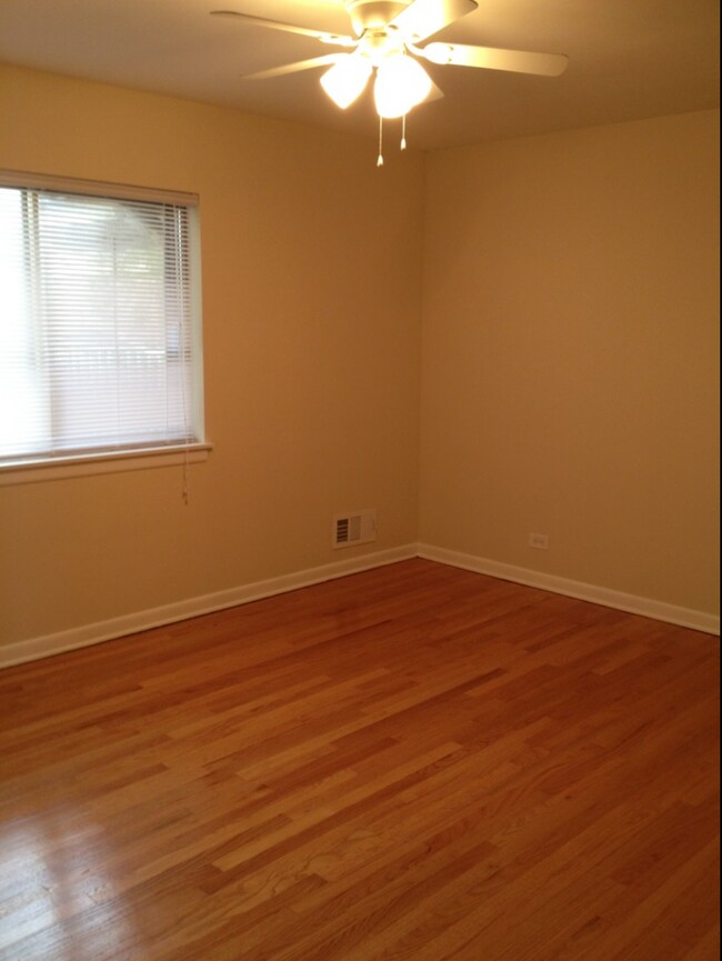 Large bedroom - 1944 Linden Ave