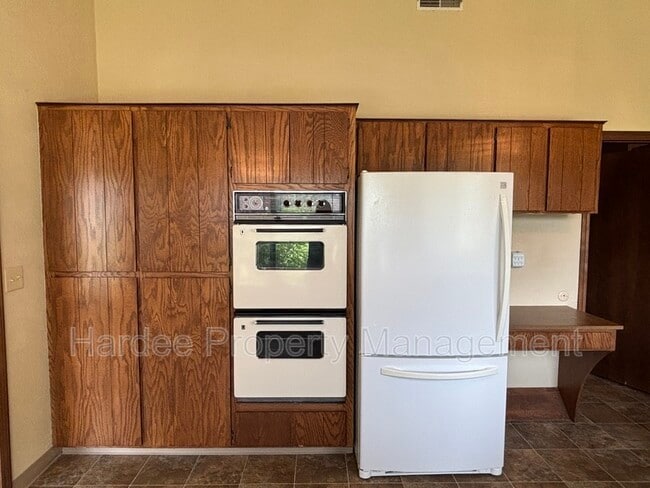 Building Photo - 9903 W Westview Dr