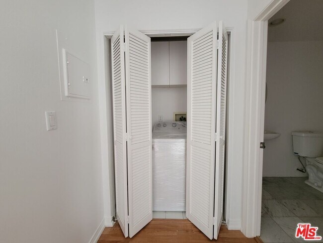 Building Photo - 350 S Norton Ave