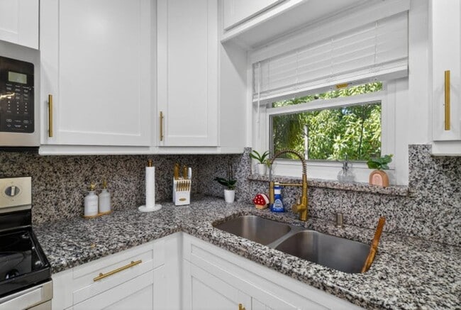 Building Photo - 849 Camellia Dr