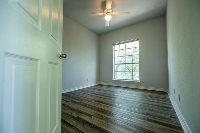 Building Photo - 2204 San Gabriel St