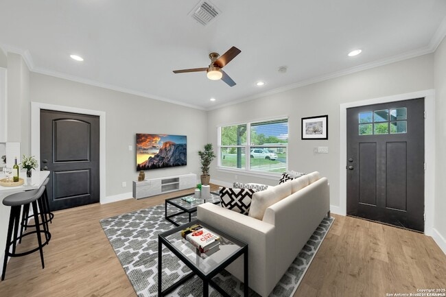 Building Photo - 4130 Moana Dr