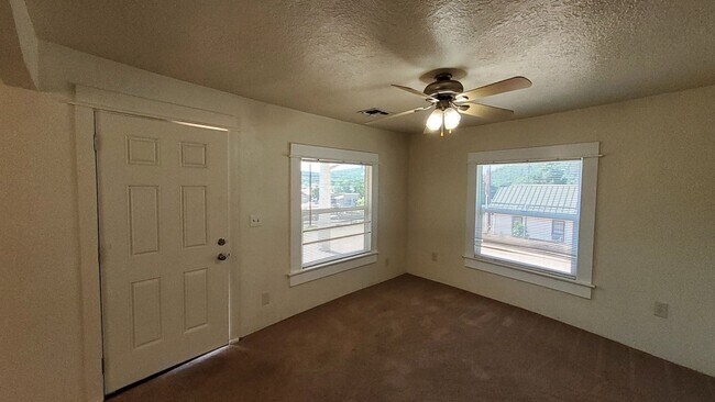 Foto del edificio - Cute Two Bedroom with Office