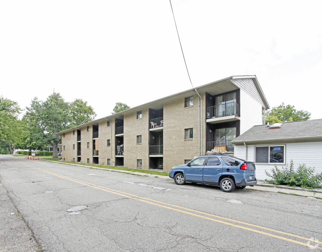 Building - Lakeside Apartments