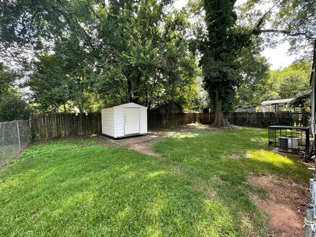 Building Photo - ** 2 bed 1 bath located in Chisholm ** Cal...