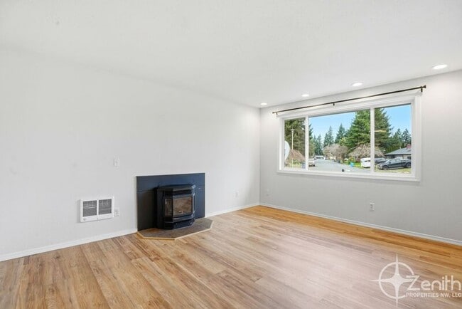 Building Photo - 13801 NE 40th St