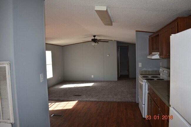 Building Photo - 250 Nelle St