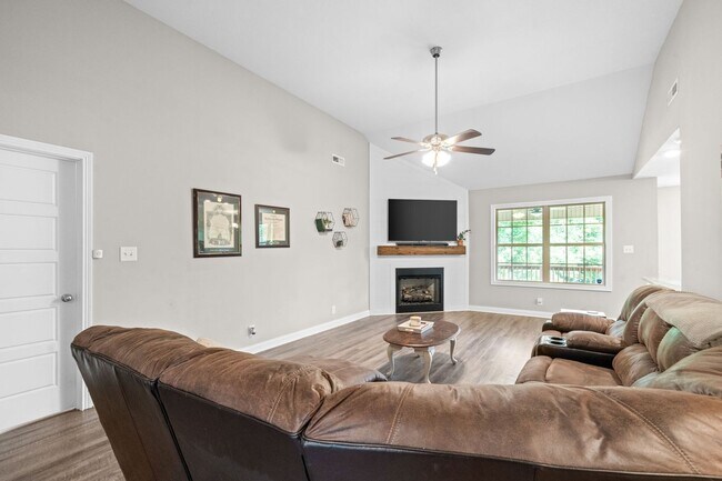 Foto del edificio - 3 Bed 2 Bath Home For Rent Near Downtown Clarksville!