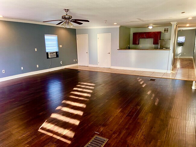 Foto del edificio - 2135 Mirabeau Ave