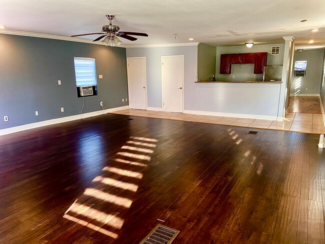 Building Photo - 2135 Mirabeau Ave