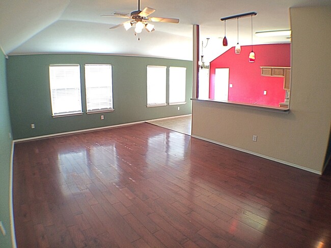 Foto del edificio - 3 Bedroom 2 Bath Gem In Crowley