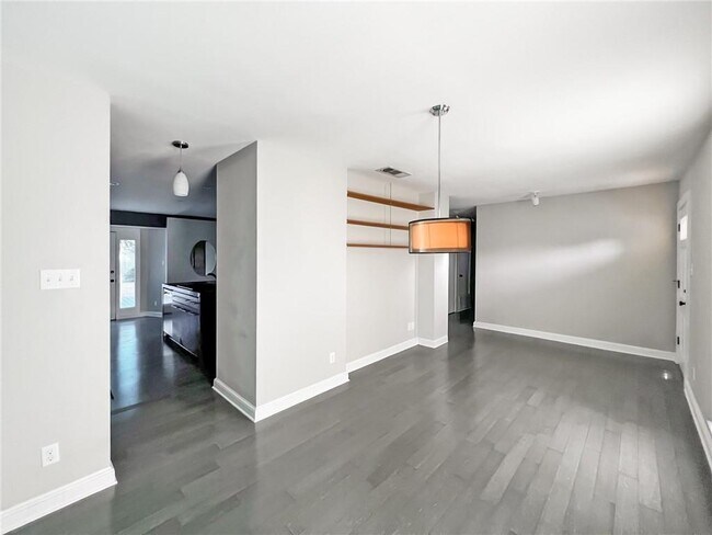 Foto del edificio - 5707 Lewood Dr