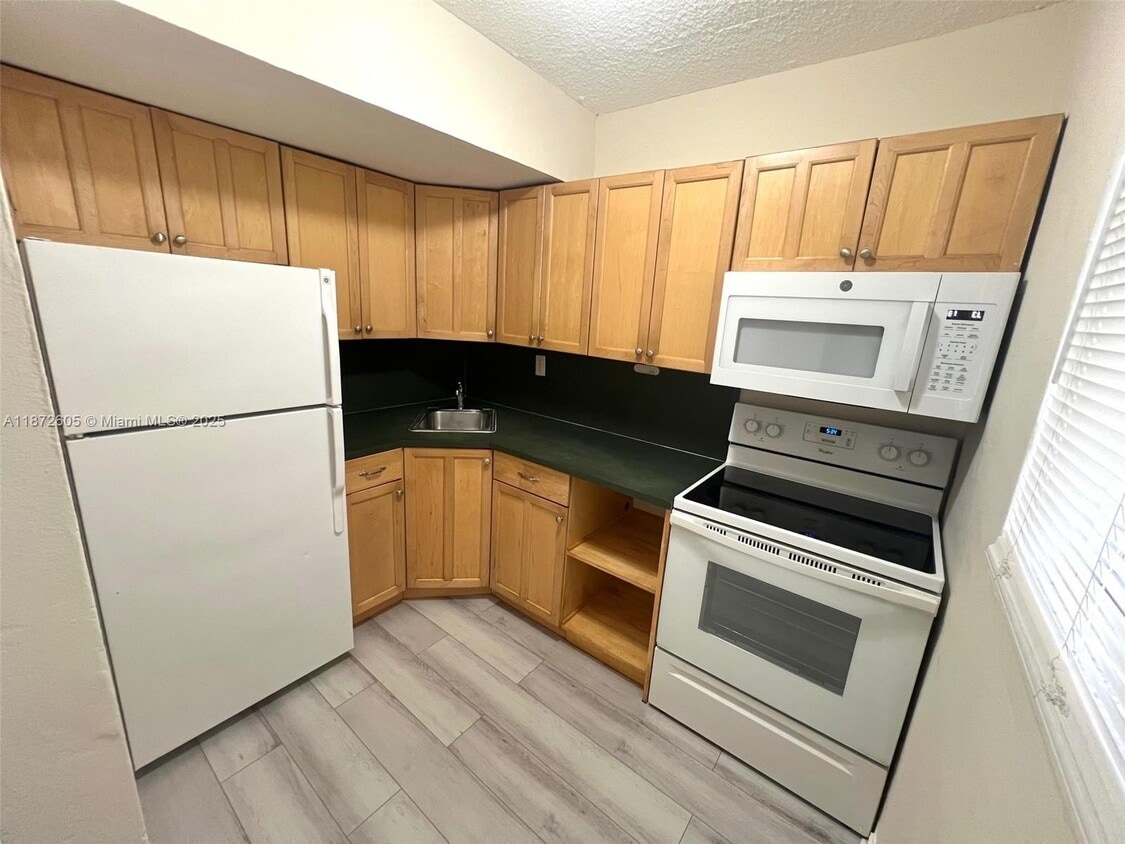 Primary Photo - 7626 NE 6th Ct