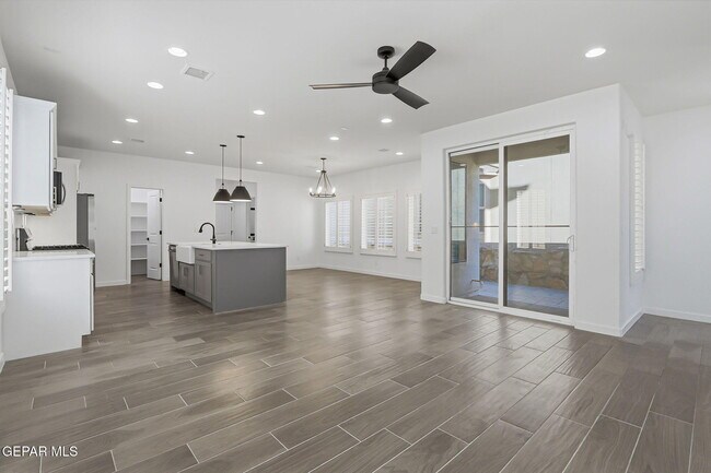 Building Photo - 4512 Mark Avizo