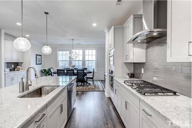 Amplia sala de estar abierta, Kitchen & Comedor - 1657 Wimberly Rd