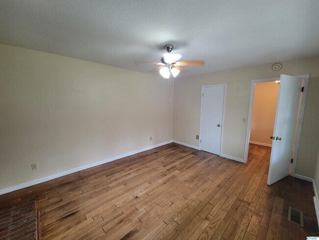 Foto del edificio - 290 Countess Rd NE