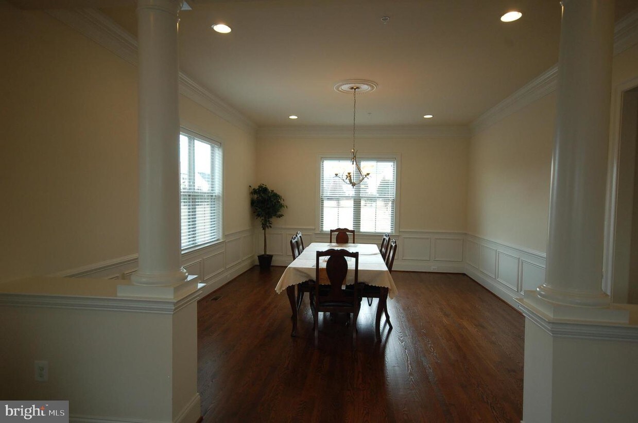 Primary Photo - 5115 Honey Locust Ct