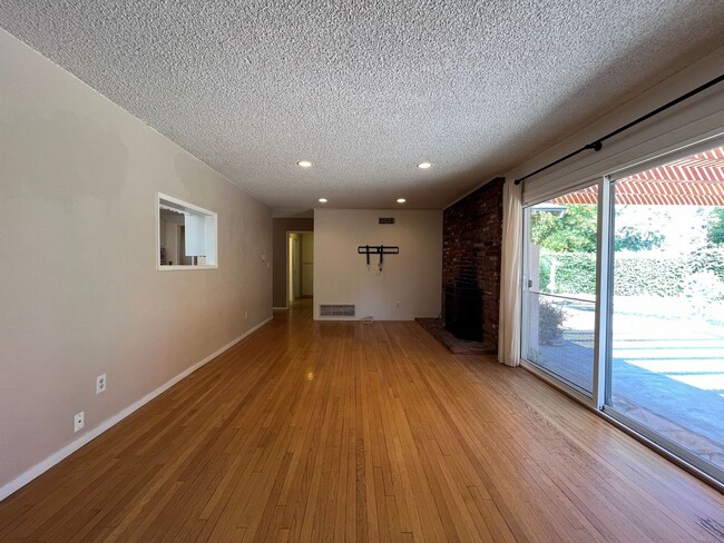 Foto del edificio - Canoga Park 3BR w/pool + great backyard, o...