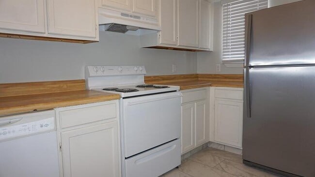 Building Photo - 734 Legion Dr