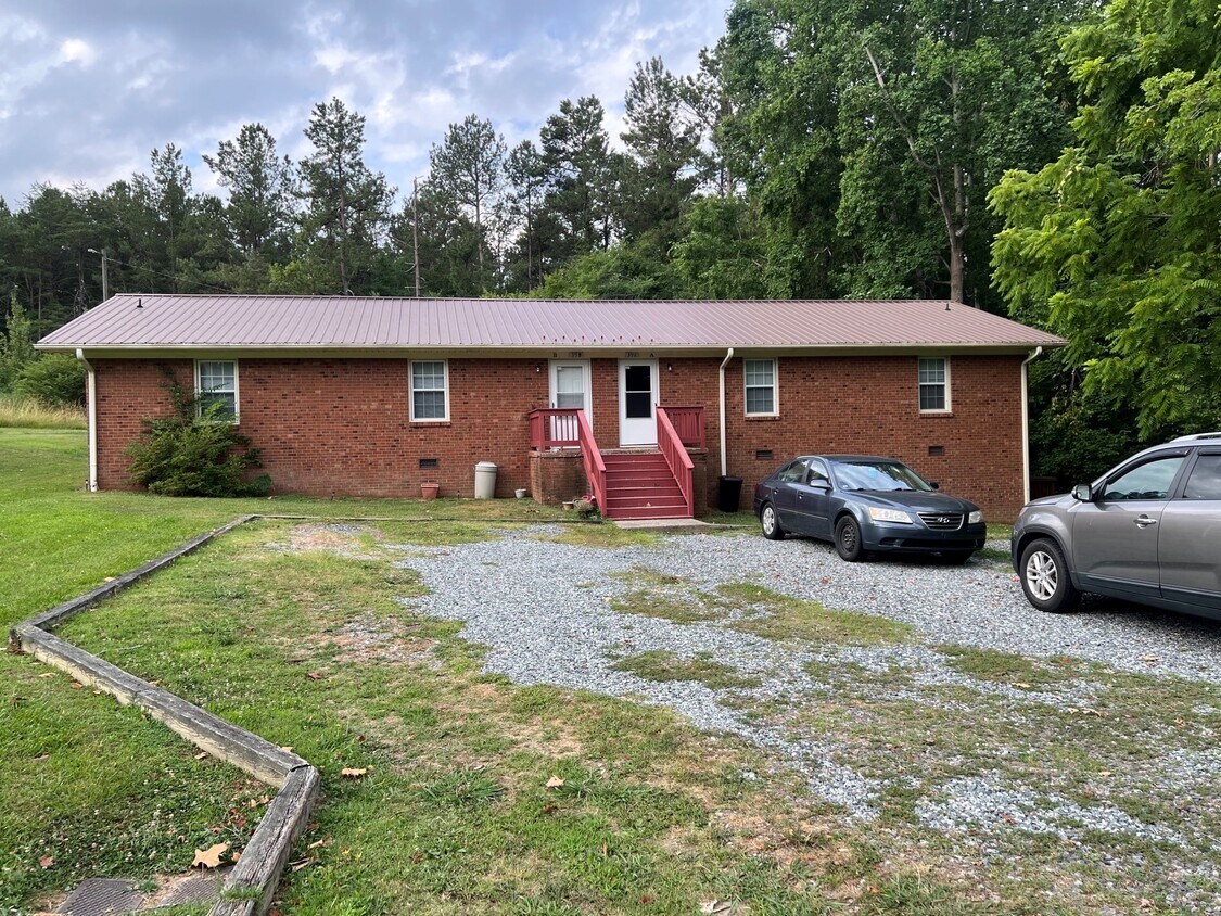 398 Tom Everhart Rd Unit B, Lexington, NC 27292 Apartments in