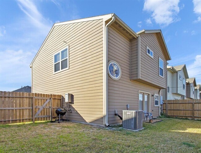 Foto del edificio - 5104 Pinemont Pl