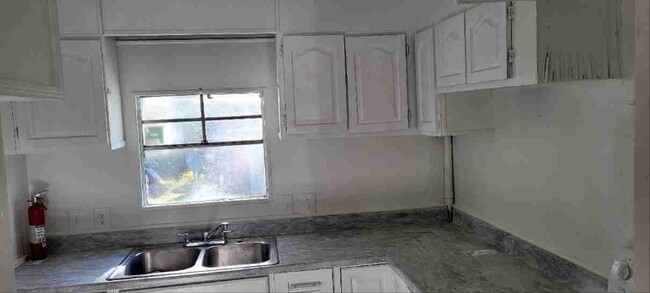 Building Photo - 205-437 Holt Ave