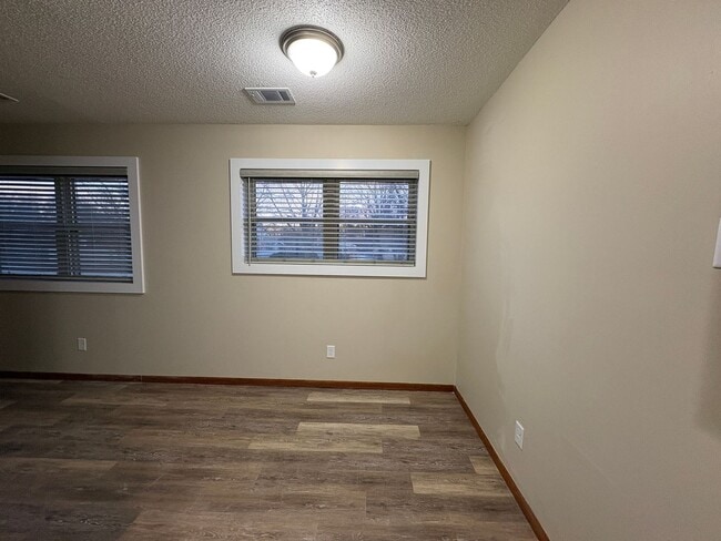 Building Photo - Available May 6th! Remodeled 1 bedroom unit