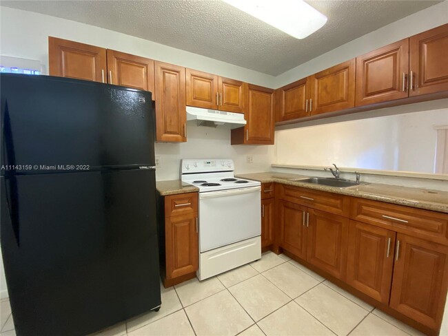 Foto del edificio - 4033 Lakeside Dr