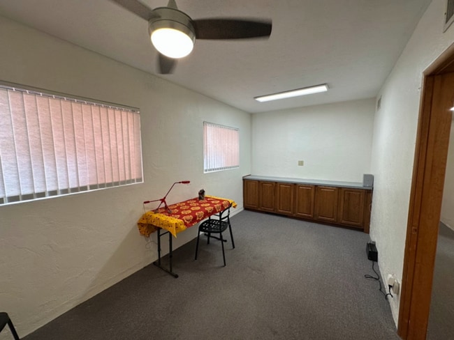 Foto del edificio - 927 N Swan Rd