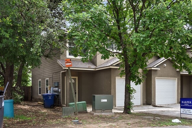 Building Photo - 3 Bedrooms 2.5 Bathrooms located at Garden...