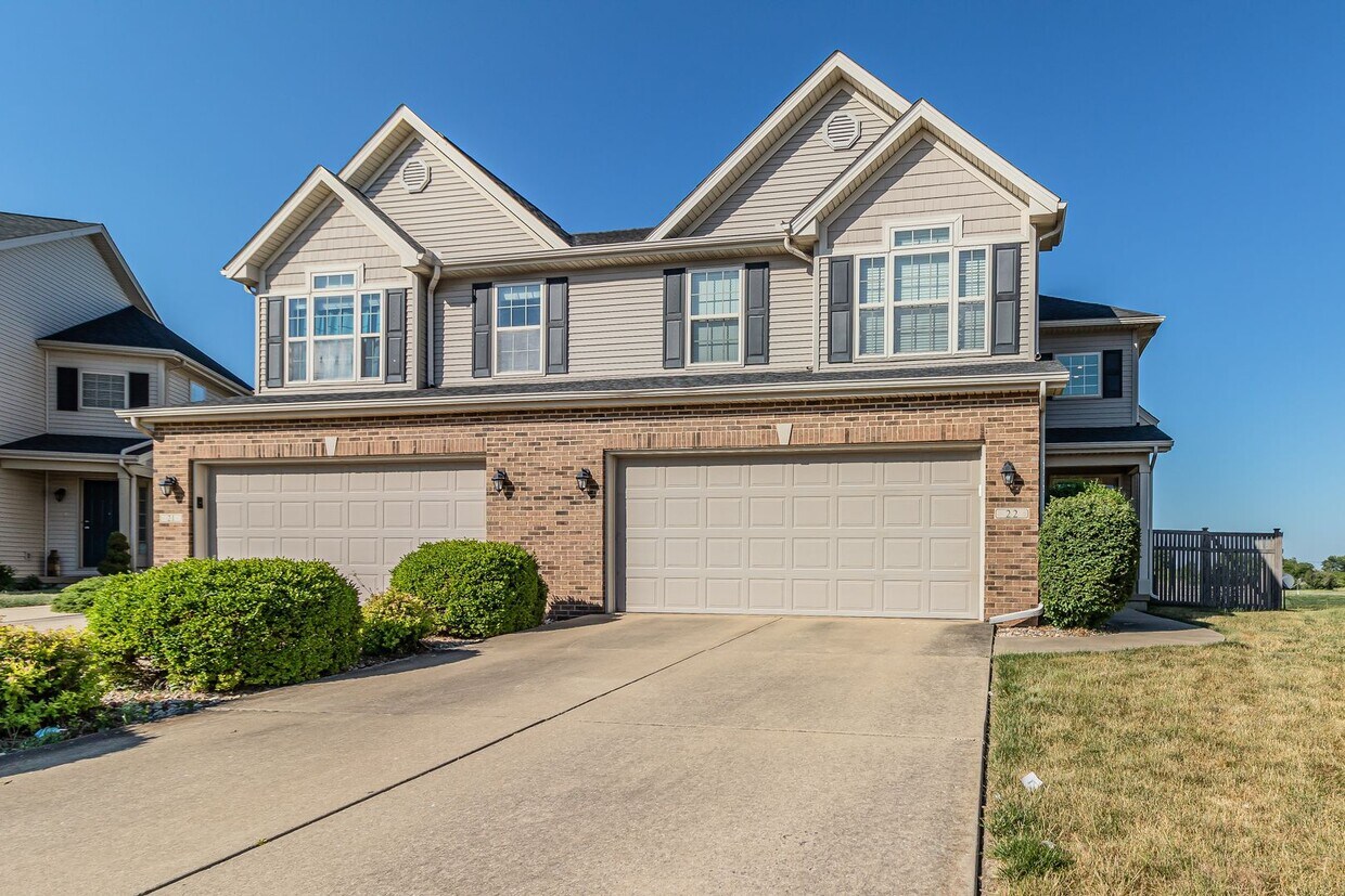 Foto principal - SAVOY 4 bedroom townhome Avail. August 2024!