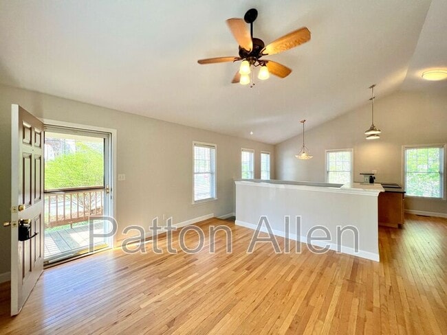Building Photo - 430 Riverview Dr