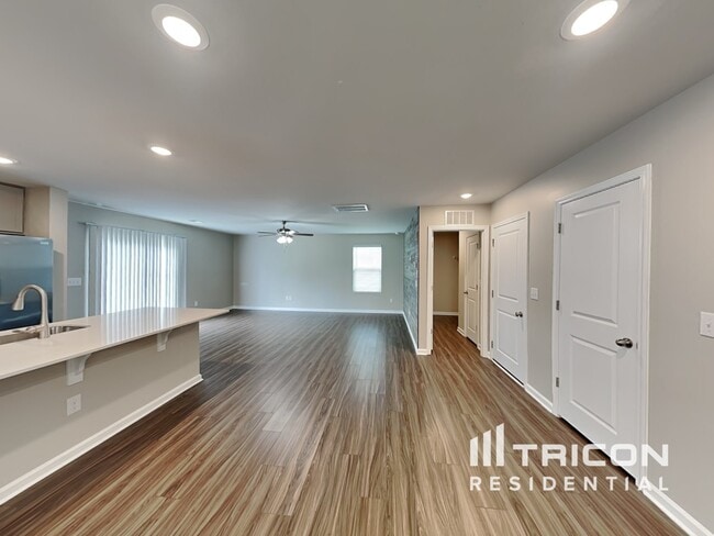 Building Photo - 1361 Woodhouse Dr