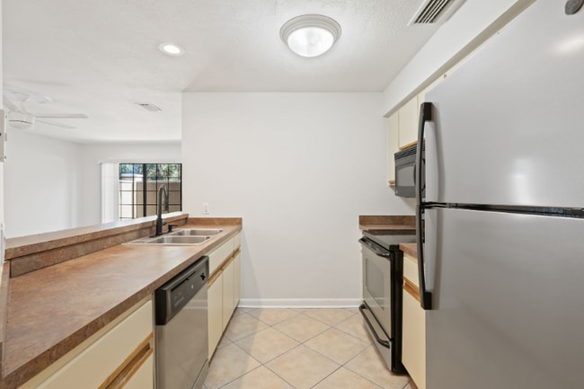 Building Photo - 210 S Habana Ave