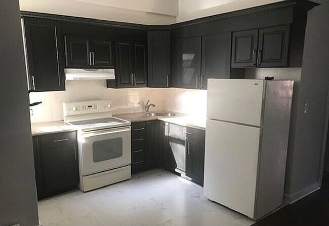Building Photo - Spacious House with private In-Law Suite