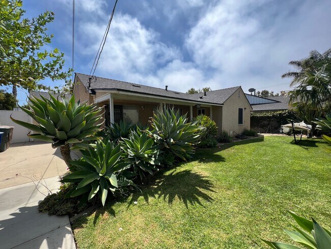 Foto del edificio - Mid Town Adorable Home!