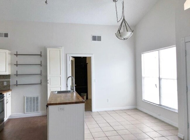 Building Photo - KISSIMMEE CUTE THREE BEDROOM HOME