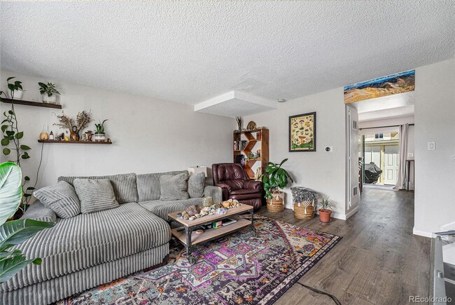 Building Photo - Beautifully Updated 3-Bedroom End-Unit Tow...