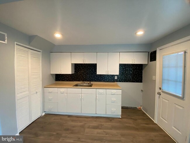 Building Photo - 2004 Kelmore Rd