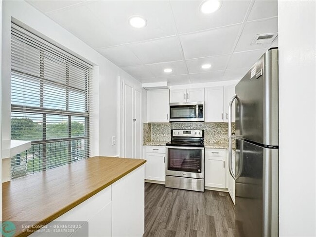 Building Photo - 2950 N Palm Aire Dr