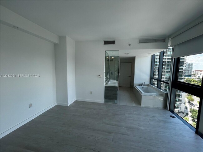 Foto del edificio - 650 NE 32nd St
