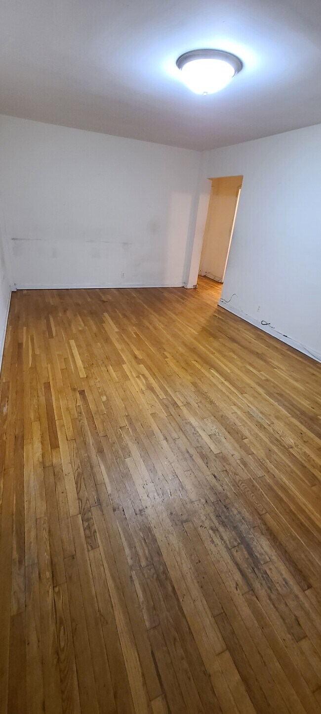 Building Photo - 1275 E 5th St