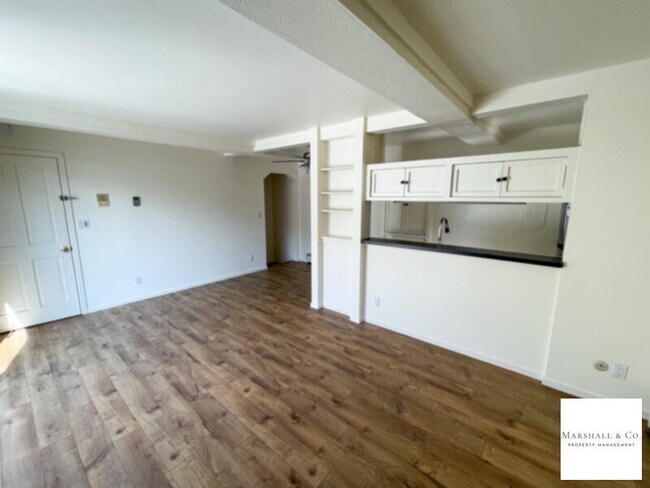 Foto del edificio - NEW LISTING! CHARMING, PRIVATE 1BR/1BA DUP...