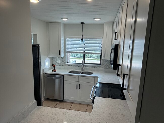 Building Photo - 551 S Brevard Ave