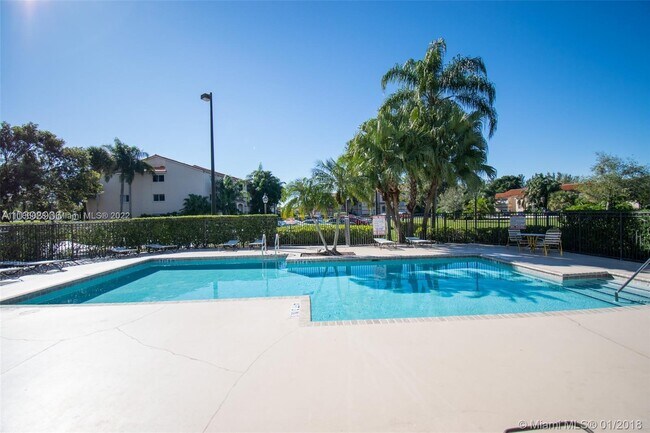 Foto del edificio - 3420 Pinewalk Dr N