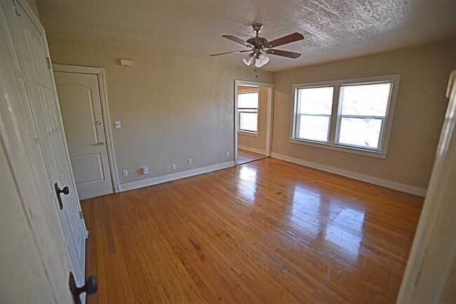 Building Photo - 902 E 39th St